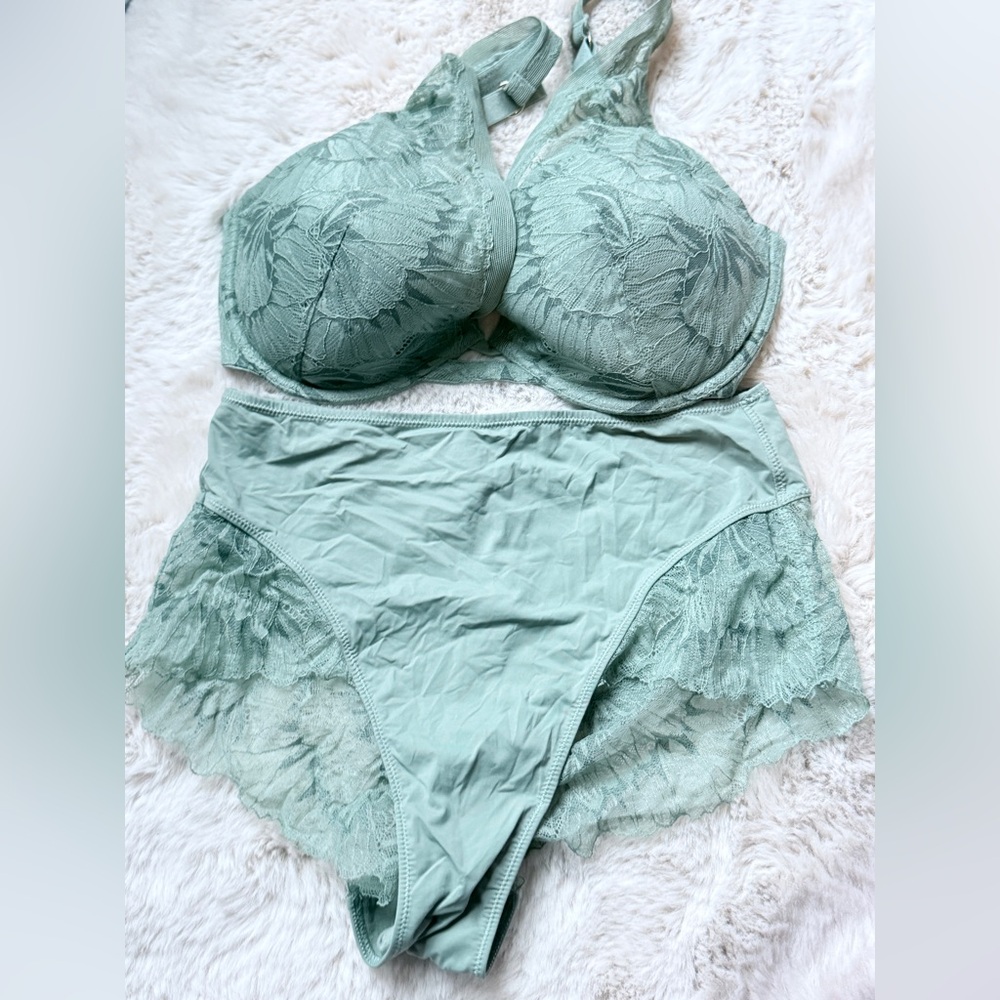 petal Lace Set in sage Green. Third Love. Plunge. 32F. Small hi rise Brief.